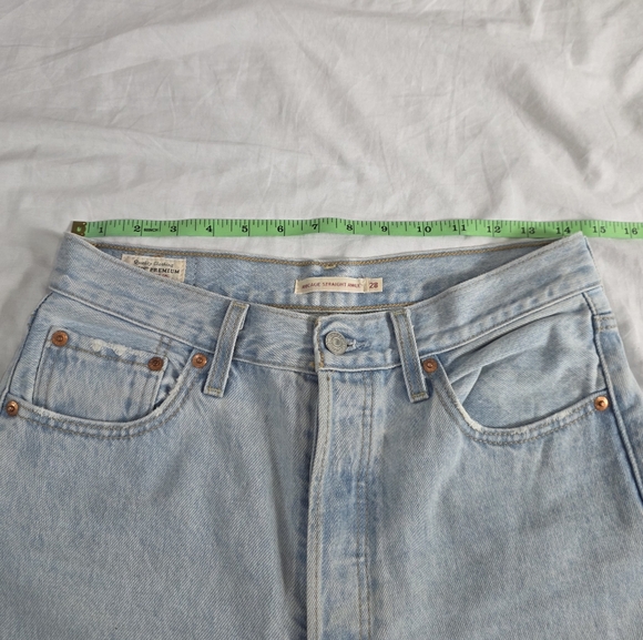 Levi's Premium Ribcage Straight Ankle High Rise Light Wash Denim Jeans. 28 - Picture 13 of 16